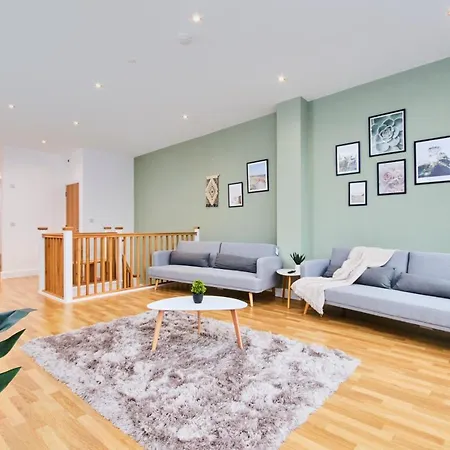 Large Duplex Penthouse - Parking * Leeds (West Yorkshire)