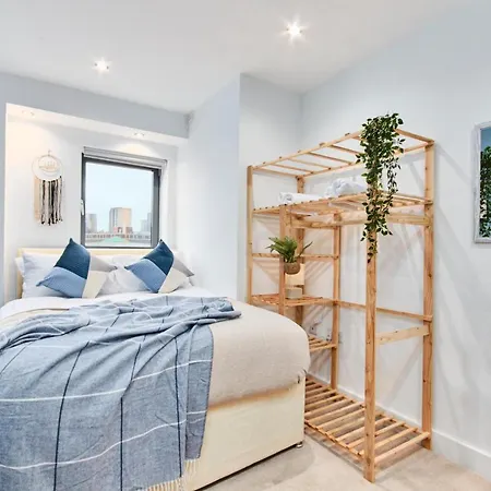 Large Duplex Penthouse - Parking Leeds (West Yorkshire)