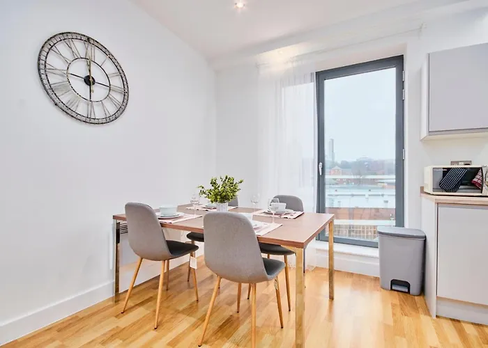 Large Duplex Penthouse - Parking Leeds (West Yorkshire)